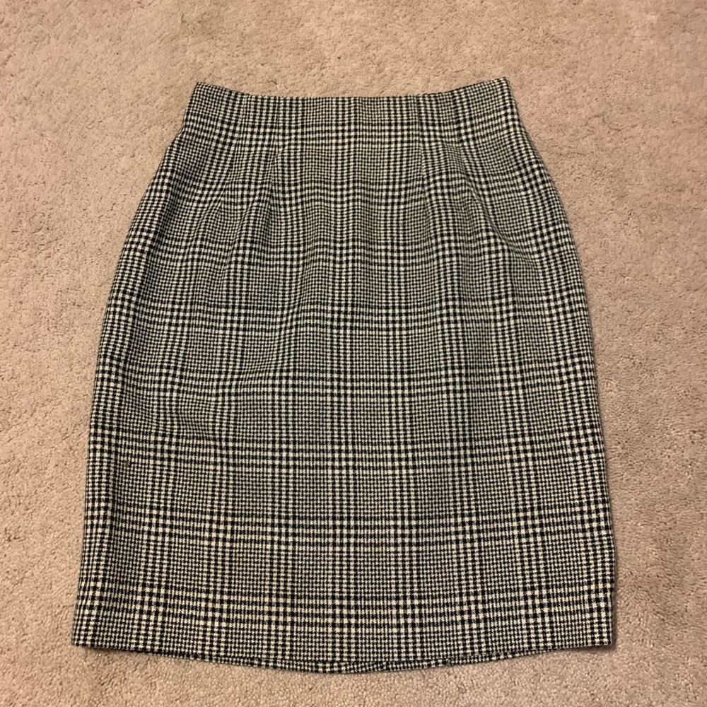 Gorgeous petite sophisticate women size 10P pencil skirt. Excellent condition.